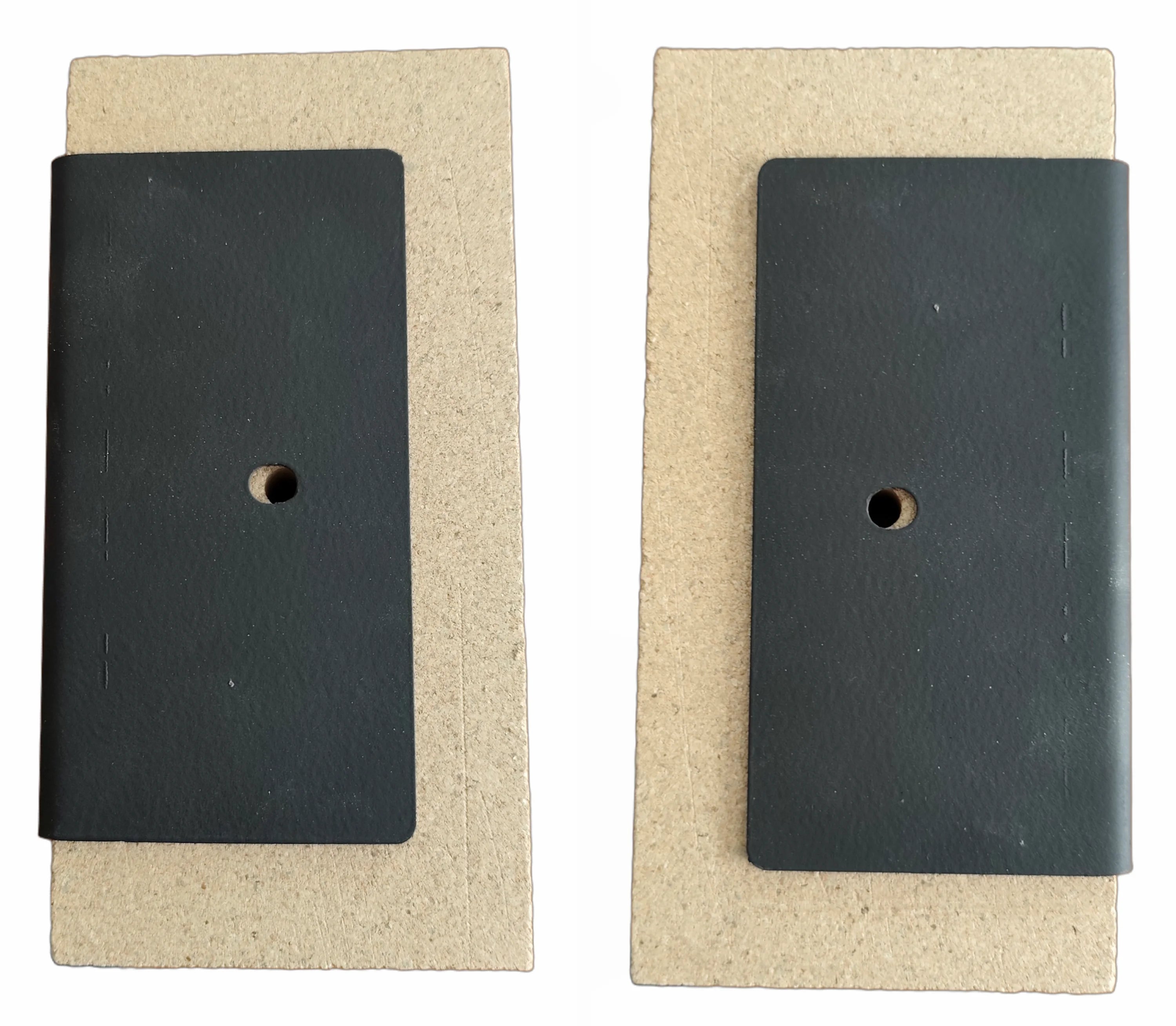 Metallhalter mit Loch an Holzblock für Schamottset Attack Combi Pellet 25 kW