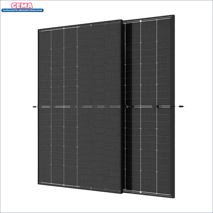 Zwei schwarze Solarmodule für das Warmwasser mit Photovoltaik Heizstab